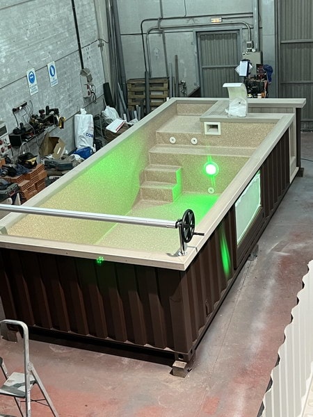 Contentor de 20 pés transformado em piscina